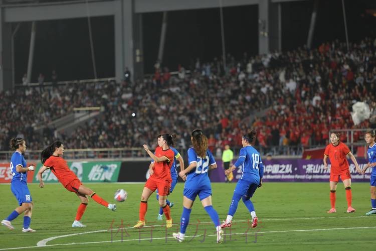 中国裁判组执裁U-20女足世界杯法国队对阵加拿大队比赛 中国裁判组执裁U-20女足世界杯法国队对阵加拿大队比赛